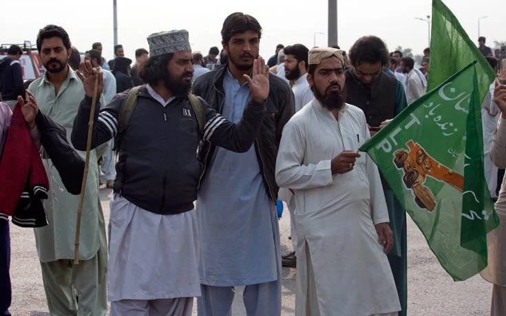 Οχλος ισλαμιστών διαμαρτύρεται και απειλεί για την αθώωση χριστιανής στο Πακιστάν – Είχε καταδικαστεί σε θάνατο για βλασφημία σε βάρος του Μωάμεθ